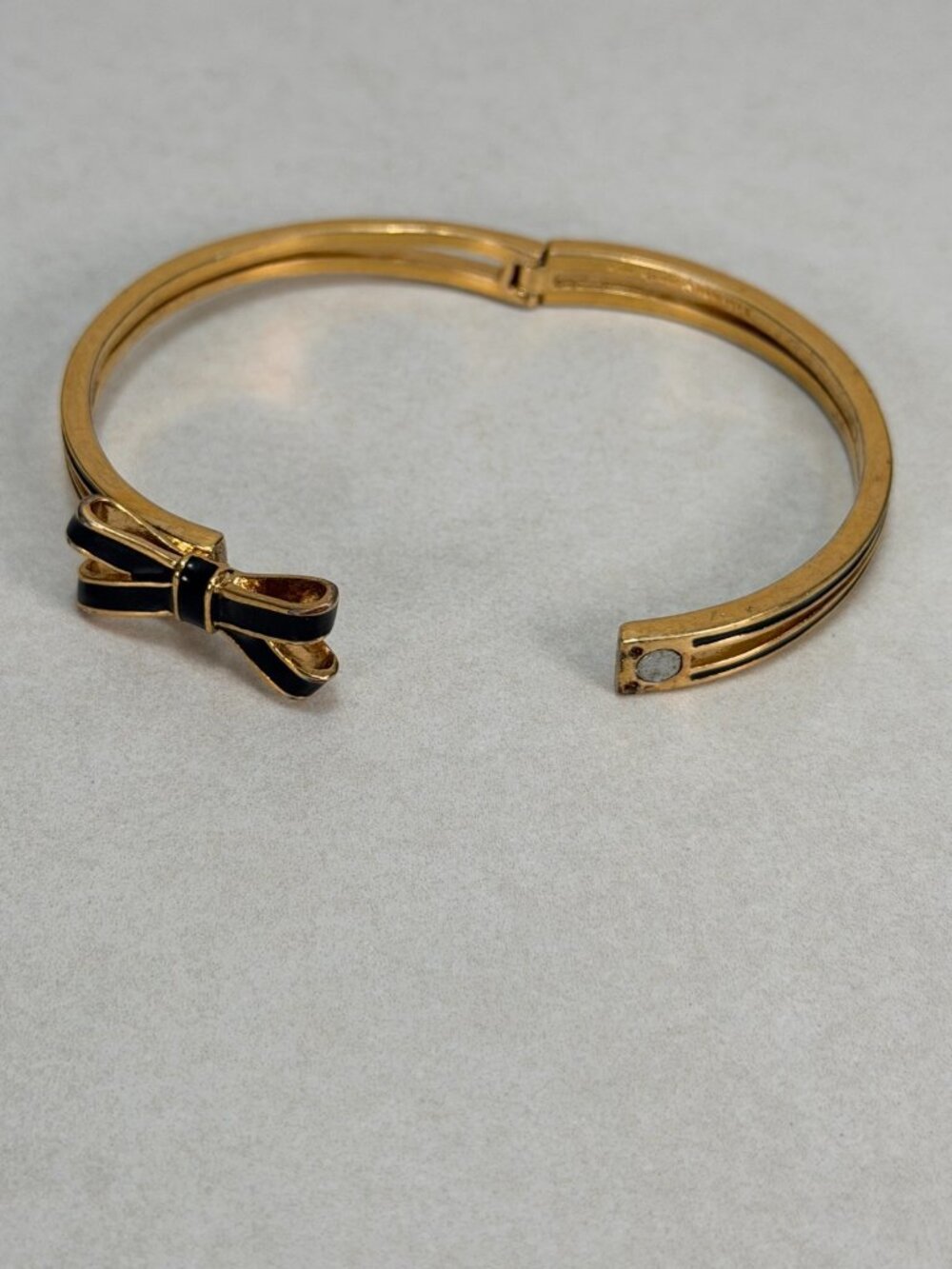 Kate Spade New York Black Enamel Bow Magnetic Hinged Bangle Bracelet Gold Tone - Picture 4 of 6